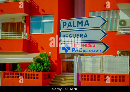 PORT D ANDRATX, SPANIEN - 18. AUGUST 2017: Informative Zeichen in der Wand, von Andratx Port Marina, Mallorca, Balearen, Spanien Stockfoto