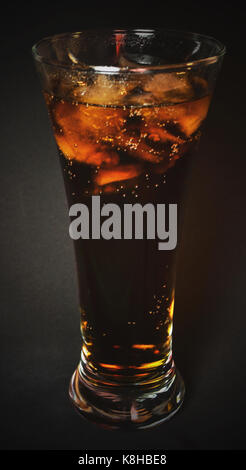 Hohes Glas Cola mit Eis Stockfoto