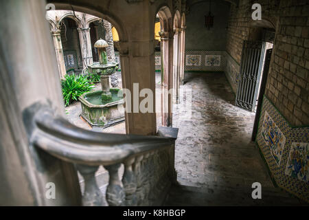 Innenhof einer gotischen Gebäude in Barcelona. Casa de l'Ardiaca Barcelona - archdeacon's House Stockfoto