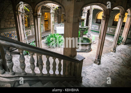 Innenhof einer gotischen Gebäude in Barcelona. Casa de l'Ardiaca Barcelona - archdeacon's House Stockfoto