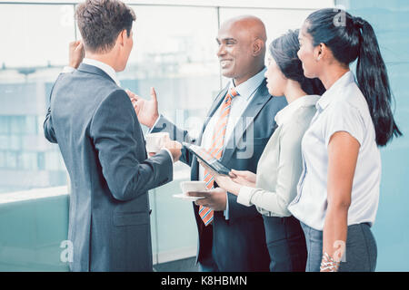 Business Team mit Indischen, kaukasischen und indonesischen Volk havin Stockfoto