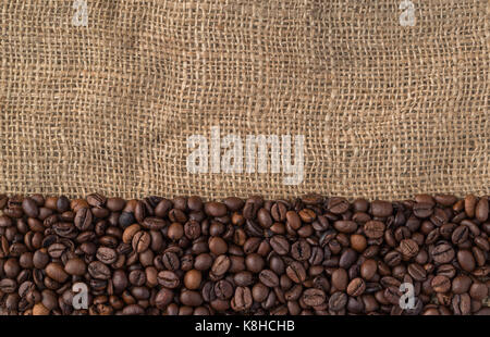 Mischung von verschiedenen Arten von Kaffee Bohnen auf Jute Hintergrund. Stockfoto