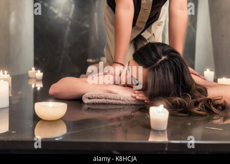 Junge Frau genießen die Akupressur Techniken der Thai Massage Stockfoto