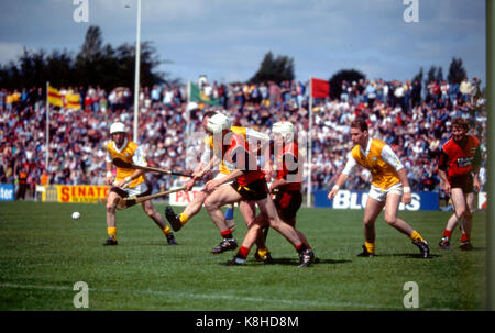 Casement Park (irisch: páirc Mhic Asmaint) ist die wichtigste Gaelic Athletic Association Stadion in Belfast, Nordirland, Heimat der Antrim Fußball und Hurling Teams. Auf der Andersonstown Straße im Westen der Stadt, und nach der Republikanischen revolutionäre Sir Roger Casement (1864-1916), den Boden benannt hat eine Kapazität von 32.600. Casement Park, eines der größten Stadien in Ulster, im Juni 1953 eröffnet, mit Armagh Harfen besiegen St John's von Antrim in der Endrunde der Eröffnungs-Ulster ältere Verein Fußball-Europameisterschaft. Der neu eröffnete Flügel Park bewirtete die Ulster Meisterschaft Stockfoto