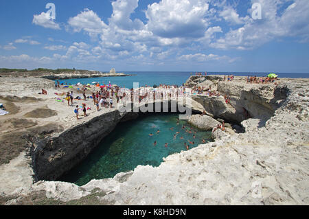 ROCA VECCHIA, ITALIEN - Juli 25, 2017: die Menschen um den natürlichen Pool namens Grotta della Poesia, Salento Küste Stockfoto