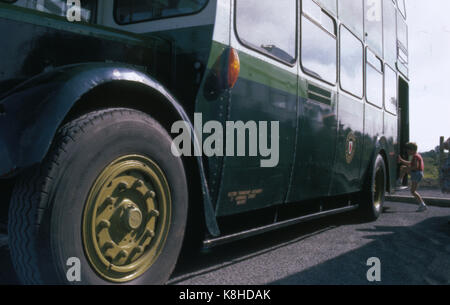 Eine Reihe von Bildern, die die alten Ulster Transport Busse. - Die UTA wurde gebildet durch den Transport Act 1948, die die Nordirland Road Transport Board (NIRTB) und Belfast und County Down Railway (BCDR) zusammengefasst. Zu diesem 1949 hinzugefügt wurde der Nördlichen Grafschaften Committee (NCC), mit der Bahn Executive der Britischen Transport im Besitz der Kommission seit ihrer bisherigen Eigentümer, der London, Midland and Scottish Railway (LMS), im Jahr 1948 verstaatlicht worden waren. Im Januar 1950 der UTA geschlossen fast die gesamte BCDR-Netzwerk, mit der Ausnahme der Queen's Quay, Belfast - Bangor Pendler. Im gleichen Jahr wurde es geschlossen. Stockfoto