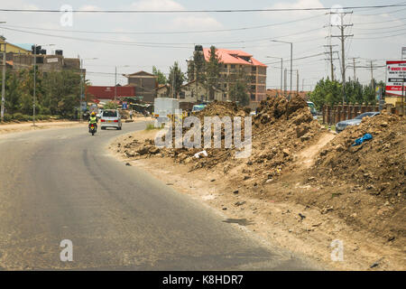 Langata Road, mit Schmutz in zentrale Reservierung wegen Straßenarbeiten, Nairobi, Kenia Stockfoto