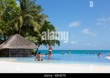 Malediven Resort - Leute im Pool, Halaveli Resort Hotel, Malediven, Asien Stockfoto