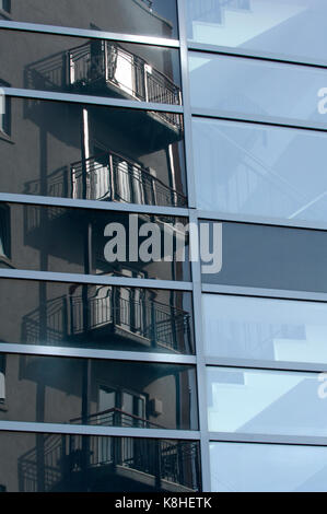 Ein modernes Appartement Block oder Wohnungen mit Balkon übereinander auf ein zeitgemäßes, modernes Gebäude aus Glas. architektonische Entwürfe. Stockfoto