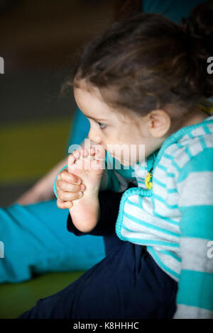 Eltern und Kind üben YOGA Stockfoto