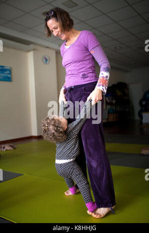 Eltern und Kind üben YOGA Stockfoto