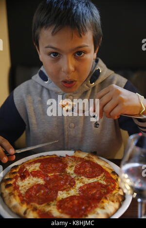 Junge essen Pizza. frankreich. Stockfoto