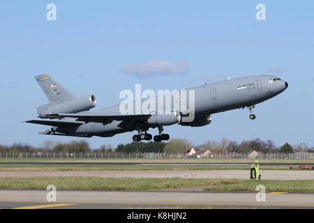 USAF KC-10A Extender Klettern nach Rotation von RAF Mildenhall. 59 dieser Flugzeuge werden noch von der USAF betrieben. Stockfoto