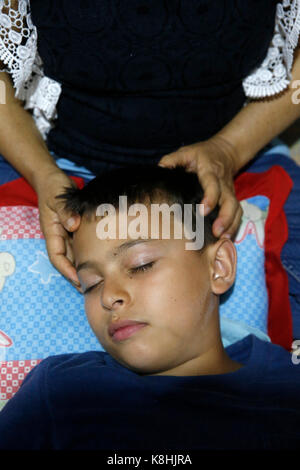 Junge erhalten eine thai-Massage. thailand. Stockfoto