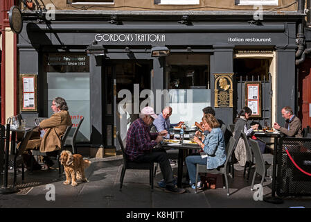 Diners im Herbst Sonnenschein außerhalb Gordon's Trattoria auf der Royal Mile in Edinburgh, Schottland, Großbritannien Stockfoto