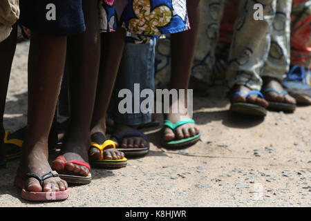 Grundschule in Afrika. Schulkinder tragen corlored flip-flops. Lome. Togo. Stockfoto