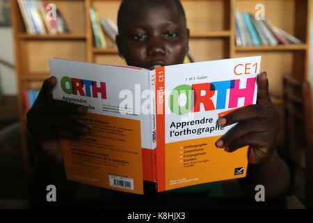 Afrikanische Schule, die von der französischen ngo gesponsert wird: La chaine de l'espoir. Die Bibliothek. lome. togo.