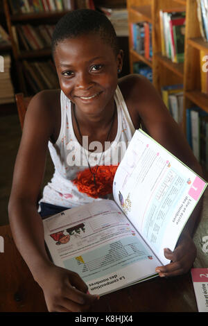Afrikanische Schule, die von der französischen ngo gesponsert wird: La chaine de l'espoir. Die Bibliothek. lome. togo.