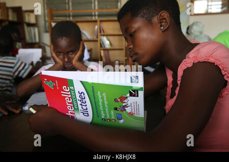 Afrikanische Schule. Kinder gefördert von der französischen ngo: La chaine de l'espoir. Die Bibliothek. lome. togo.