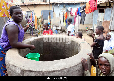 Eine Frau zieht Wasser aus einem Brunnen. lome. togo. Stockfoto