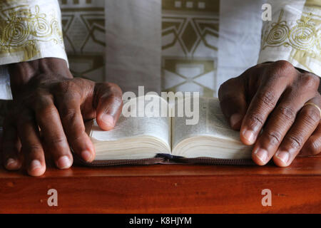 Afrikaner lesen die bibel. Nahaufnahme. lome. togo. Stockfoto
