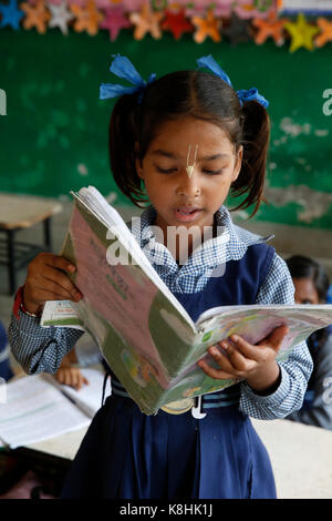 Sandipani muni Schule für bedürftige Mädchen laufen durch die Nahrung für das Leben Vrindavan. Indien. Stockfoto