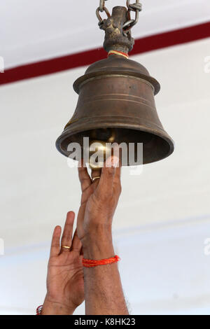 Vrindavan Tempelglocke. Die Gläubigen, die klingeln, wenn Sie den Tempel betreten. Indien. Stockfoto