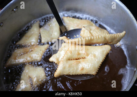 Alte domancy Craft Festival. Frikadellen machen. ein Dessert, das in der Region Savoyen gekocht. Frankreich. Stockfoto