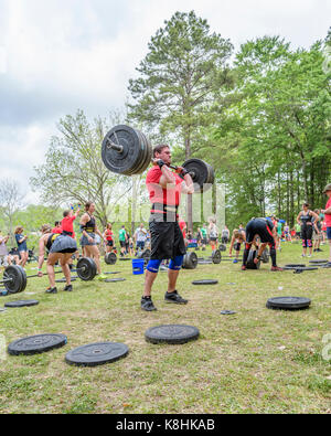 Mann, Gewichte zu heben, während der Kampf auf dem coosa Wettbewerb, mit dem Garage Games angegliedert ist und ähnlichen Veranstaltungen zu crossfit. Stockfoto