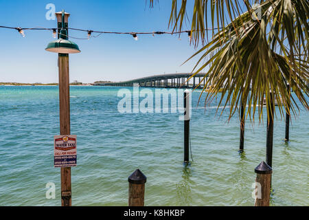 Blick von Osten passieren und die Brücke in Destin Florida von Harry's T Restaurant zeigt das Wasser Taxi festmachen an dem Harborwalk Marina. Stockfoto