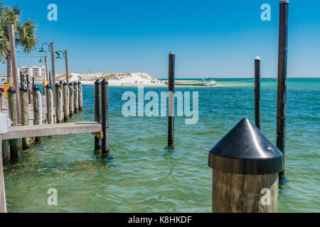 Blick von Osten in Destin Florida von Harry's t Restaurant Harborwalk Marina. Stockfoto