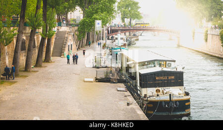 PARIS, Frankreich, 08.Mai 2017: Touristen schlendern Sie entlang der Seine neben der Binnenschiffe, Paris, Frankreich Stockfoto