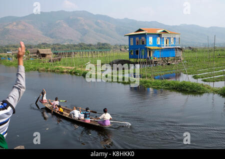 Burma, Myanmar: traditionelle Haufen Wohnung und barge im Dorf Mang Thawk, Inle See Stockfoto