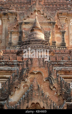 Burma, Myanmar - Bagan archäologische Zone mit einem Detail der Htilominlo buddhistischen Tempel Stockfoto