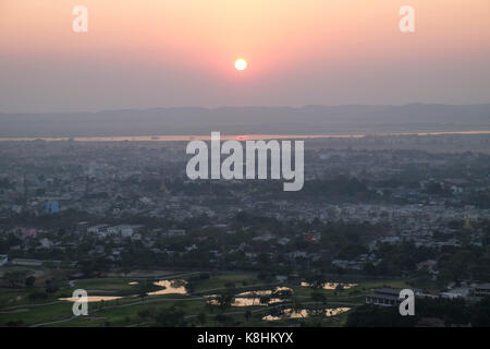 Burma, Myanmar, Mandalay: Sonnenuntergang über der Stadt und dem Irrawaddy Fluss Stockfoto