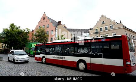 Roter Bus in der Innenstadt von Dachau, Deutschland Stockfoto