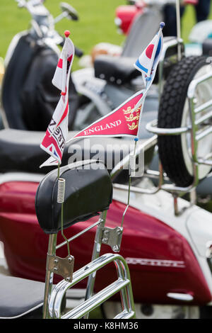 Mods Vespa Roller mit England Three lions Flag auf der Rückseite Rest an einem Vintage Retro Festival. Großbritannien Stockfoto