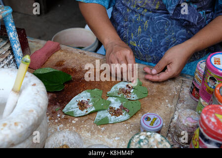 Burma, Myanmar: betel oder Kun Ja Anbau in einer Straße von Rangun. Mischung von Tabak, areca Nüsse, Gewürze auf einem betelblatt Stockfoto