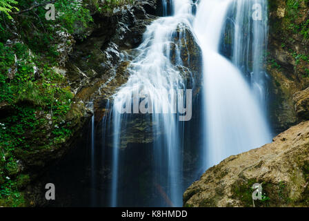 Der 16 Meter hohe Summe Wasserfall in Schlucht Vintgar, in der Nähe von Bled, Slowenien. Stockfoto