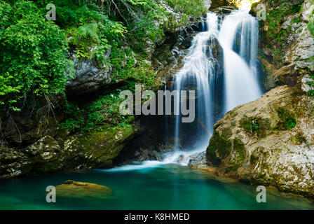 Der 16 Meter hohe Summe Wasserfall in Schlucht Vintgar, in der Nähe von Bled, Slowenien. Stockfoto