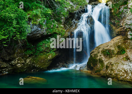 Der 16 Meter hohe Summe Wasserfall in Schlucht Vintgar, in der Nähe von Bled, Slowenien. Stockfoto