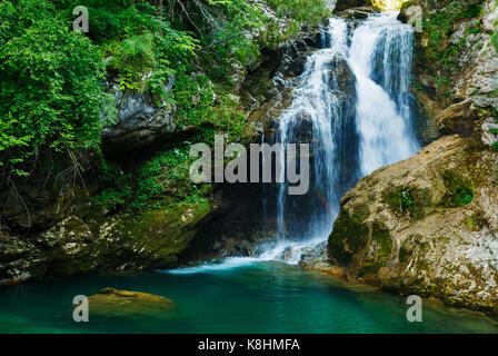 Der 16 Meter hohe Summe Wasserfall in Schlucht Vintgar, in der Nähe von Bled, Slowenien. Stockfoto