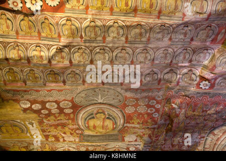 Dambulla Sri Lanka Dambulla Höhlen Tempeln - Höhle II Maharaja Viharaya Höhlenmalerei von Sitzender Buddha Meditation unter dem Bodhi-Baum Übersicht Dhyana Mudra Geste der Meditation und die Reihen der Buddhas vor Stockfoto