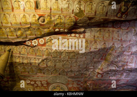 Dambulla Sri Lanka Dambulla Höhlen Tempeln - Höhle II Maharaja Viharaya Höhlenmalereien der Reihen sitzender Buddha Stockfoto