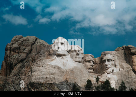 Low Angle View von Mt Rushmore National Monument gegen bewölkter Himmel Stockfoto