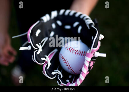 7/8 Hand von Mädchen mit Baseball Handschuh mit Ball Stockfoto