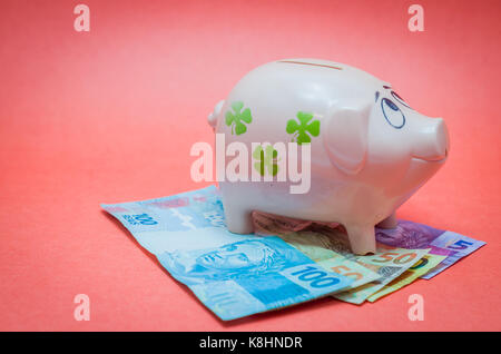 Tolles Konzept für Wirtschaft, Sparschwein, echten brasilianischen Geld nimmt. Stockfoto