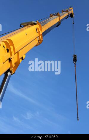 Teleskopkran gegen den blauen Himmel Stockfoto