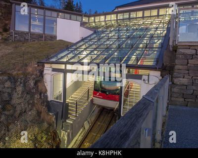 Bergen, Norwegen - 11. Februar 2017: Die Floibanen-Standseilbahn auf dem Gipfel des Mount Floien in Bergen Norwegen Stockfoto