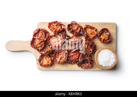 Leckere getrocknete Tomaten und Salz auf weißem Hintergrund. Stockfoto